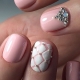 Beżowy manicure z kryształkami: proste i luksusowe pomysły na paznokcie