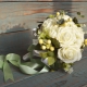 Bridal bouquet ng mga artipisyal na bulaklak: mga kalamangan at kahinaan ng komposisyon, mga pagpipilian para sa paglikha nito