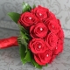 Kırmızı güllerden oluşan gelin buketi: tasarım fikirleri ve tercih edilen incelikler