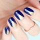 Blauw manicure-ontwerp met goud