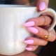 Mga ideya sa disenyo ng matte na pink na manicure
