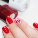Pilihan reka bentuk yang menarik dan luar biasa untuk manicure merah