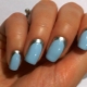 Hoe versier je een blauwe manicure met de toevoeging van zilver?