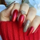 Rode manicure met zilver: heldere ideeën en modetrends