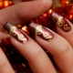 Rode manicure met goud: koninklijke luxe en chic