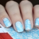 Modne pomysły na łączenie niebieskiego i białego koloru w manicure
