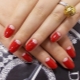 Pinalamutian namin ang isang magandang red moon manicure