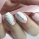 Schelpen op nagels: ontwerpkenmerken en technieken voor het maken van een manicure