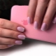 Roze jasje op nagels: veelzijdigheid en verfijning