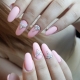 Roze manicure met strassteentjes: sprankeling en vrouwelijkheid