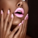 Roze manicure: stijlvolle ontwerpen en technieken