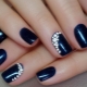 Blue manicure na may rhinestones: showiness at saturation