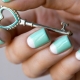 De combinatie van witte en turquoise kleuren in manicure