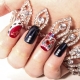 Mga naka-istilong ideya ng rhinestone crown manicure