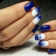 Stijlvolle witte en blauwe manicure