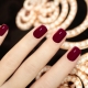 Tamnocrvena manikura: mogućnosti dizajna i modni trendovi