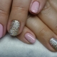Mga pagpipilian para sa pagsasagawa ng isang pink glitter manicure