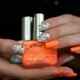 Heldere en ongebruikelijke ideeën voor het combineren van wit met oranje tinten in manicure