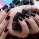 Black gel polish: mga kumbinasyon sa iba pang mga shade at application sa manicure