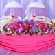 Ziedu kompozīcija uz kāzu galda: īpašības, padomi dekorēšanai un novietošanai
