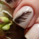 Manicure med en fjer: stilfulde designmuligheder og en beskrivelse af teknikken til at dekorere negle