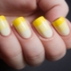 Làm móng với sơn gel màu vàng