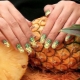 Penyelesaian yang terang dan bergaya untuk menghias manicure dengan nanas