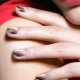 Idee per manicure beige per unghie corte