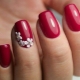Pomysły na czerwony manicure na krótkie paznokcie