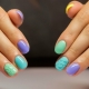 Ideas interesantes para manicura brillante para uñas cortas.