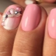 Značajke ružičaste manikure za kratke nokte