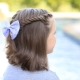 Elegir un peinado para la escuela para una niña con cabello corto.