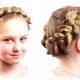 Làm thế nào để đan một bím tóc quanh đầu của một cô gái?