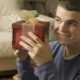 Bagaimana untuk memilih hadiah untuk teman lelaki berusia 16 tahun untuk Tahun Baru?