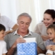 Apa yang perlu diberikan kepada datuk anda untuk hari lahirnya?