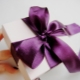 ¿Cómo atar una cinta a un regalo?