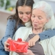Presentes para avó há 80 anos: as melhores ideias e recomendações para a escolha