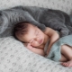 Pasgeboren baby en kat in het appartement