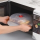 Mga uri at tampok ng pagpili ng mga kagamitan para sa microwave