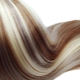 Weiße Strähnen auf dunklem Haar: Wer passt und welche Färbetechniken gibt es?