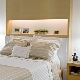 Yatak odasında yatağın üstündeki rafların güzel tasarımı için fikirler
