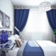 L'uso di tende blu e blu all'interno della camera da letto