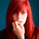 Czerwono-czerwony kolor włosów: kto pasuje i jak prawidłowo farbować loki?