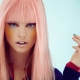 Ανοιχτό ροζ μαλλιά: επιλογές και κανόνες για τη βαφή