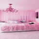 Le sottigliezze della decorazione della camera da letto nei toni del rosa