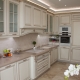 Balta virtuvė su patina: dizaino ypatybės ir gražūs pavyzdžiai