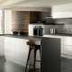 Cocinas blancas brillantes: características y uso en el interior.