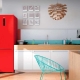 Culorile frigiderelor în interiorul bucătăriei: o alegere și exemple frumoase