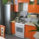 Design della piccola cucina 5 mq. m con frigorifero