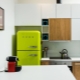 Mažos virtuvės su šaldytuvu dizainas